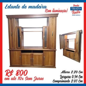 Estante de madeira com iluminação