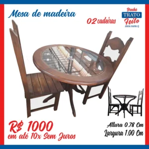 Mesa de madeira com tampô de vidro