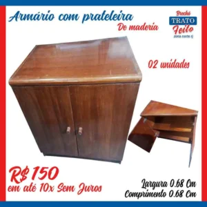 Armário com prateleira de madeira