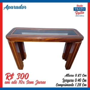 Aparador de madeira com tampô de vidro