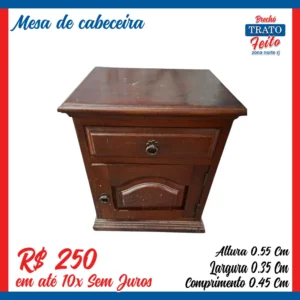 Mesa de cabeceira de madeira
